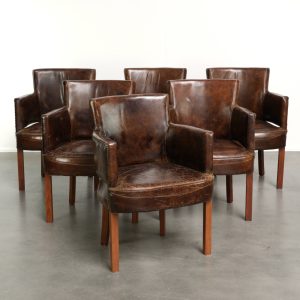 Karaktervolle set van 6 rundleren eetkamerstoelen van generfd leer in een donker bruine kleurstelling met prachtig patina