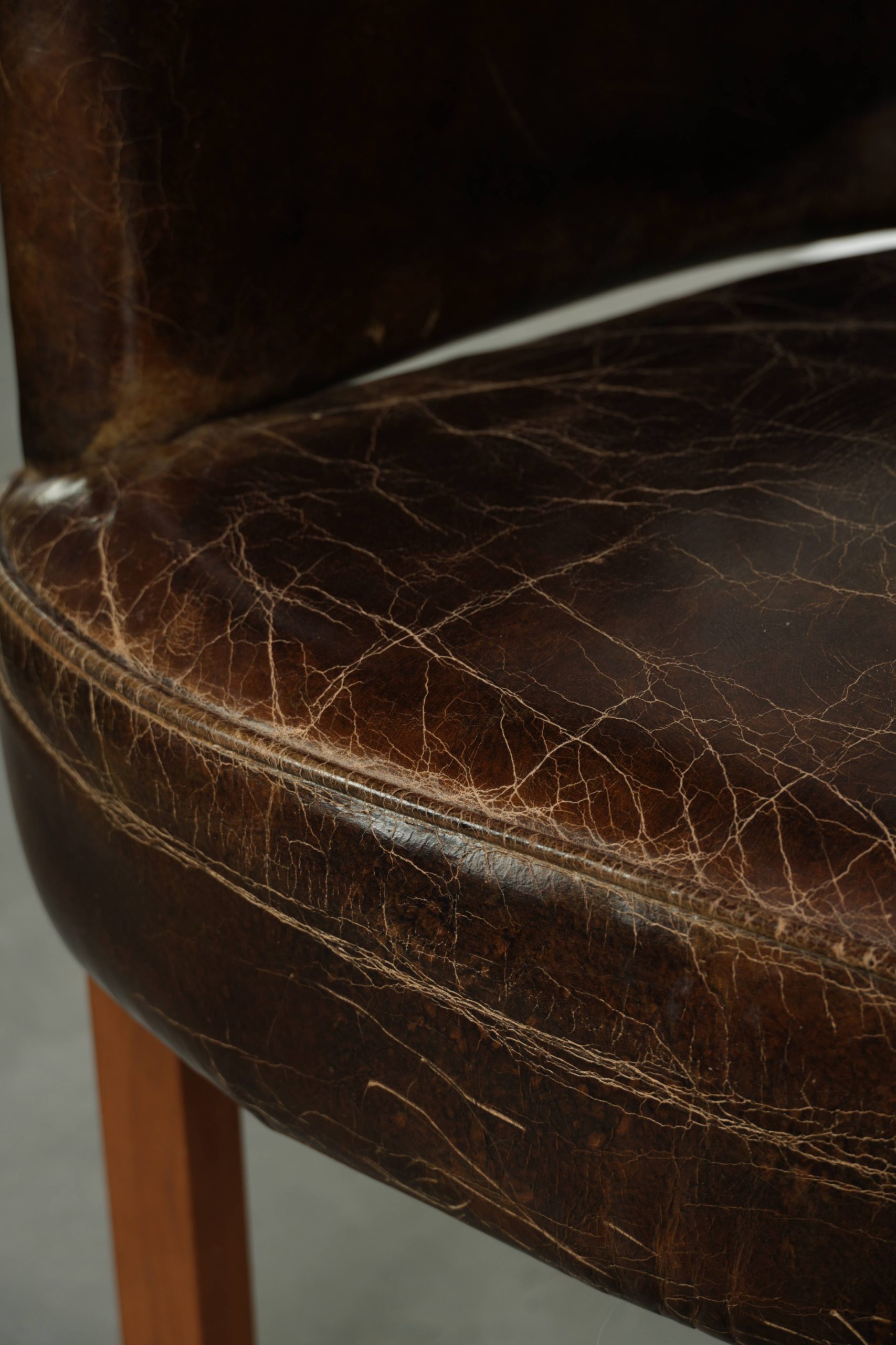 Karaktervolle set van 6 rundleren eetkamerstoelen van generfd leer in een donker bruine kleurstelling met prachtig patina - Afbeelding 13