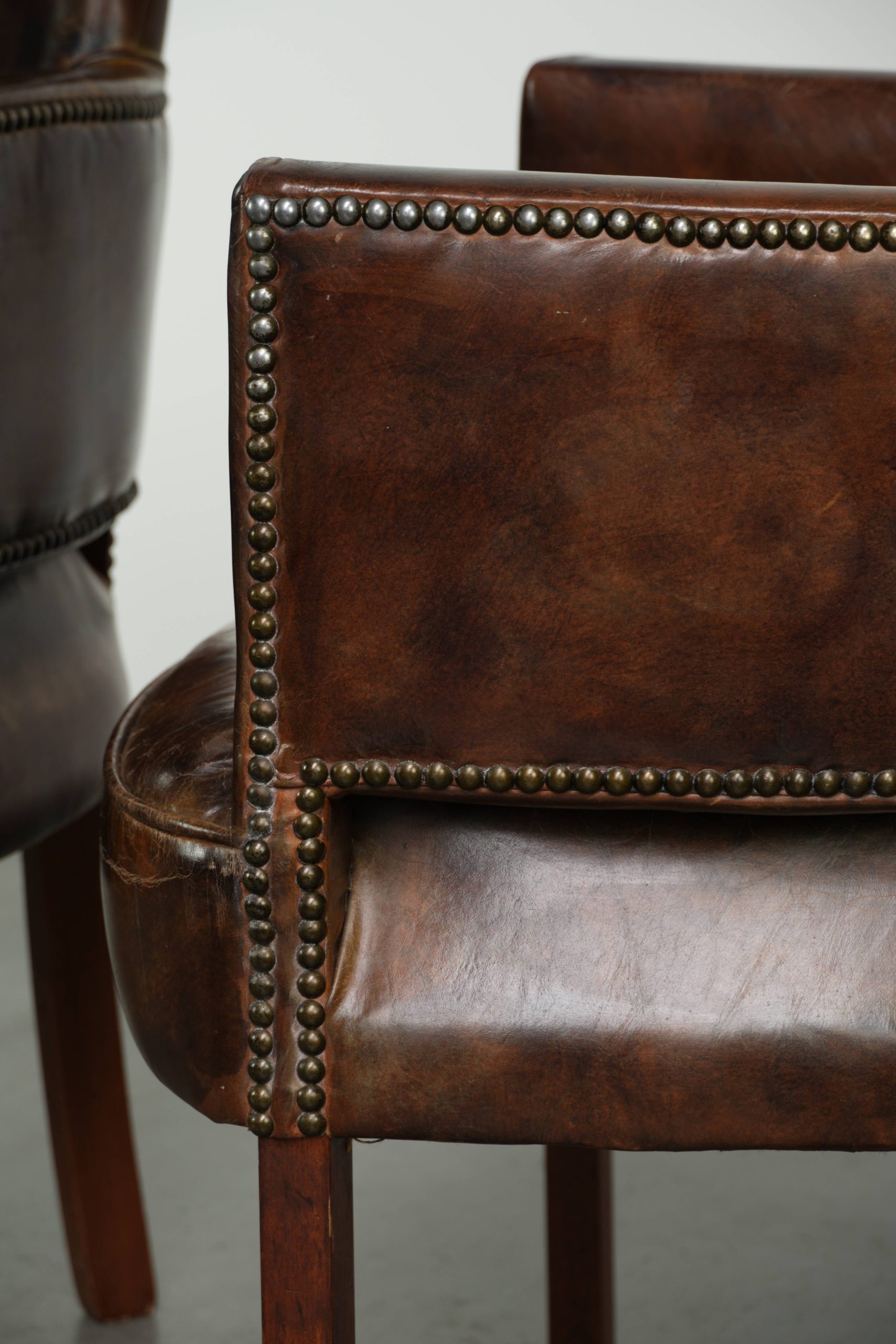 Karaktervolle set van 6 rundleren eetkamerstoelen van generfd leer in een donker bruine kleurstelling met prachtig patina - Afbeelding 15