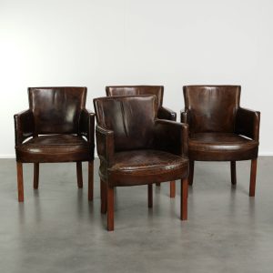 Set van 4 rundleren eetkamerstoelen van generfd leer in een donkere kleurstelling met een tijdloze uitstraling