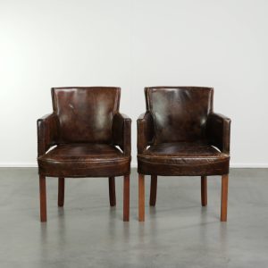 Set van 2 vintage rundleren eetkamerstoelen met diepe kleuren en een comfortabele zit