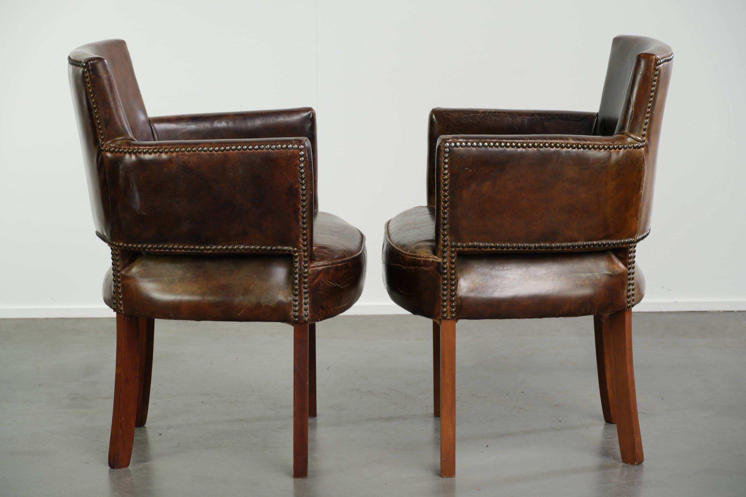 Set van 2 vintage rundleren eetkamerstoelen met diepe kleuren en een comfortabele zit - Afbeelding 2