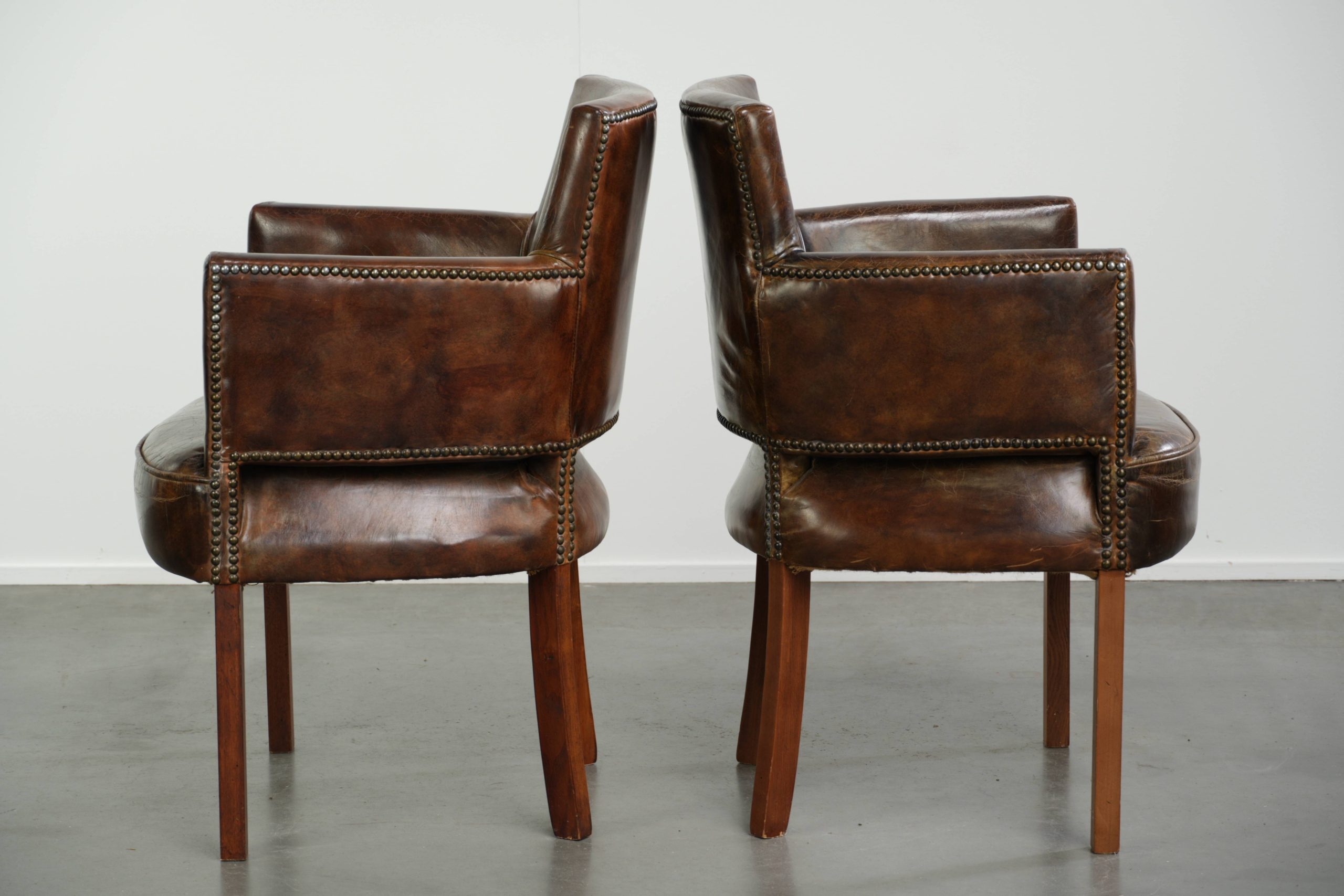 Set van 2 vintage rundleren eetkamerstoelen met diepe kleuren en een comfortabele zit - Afbeelding 4
