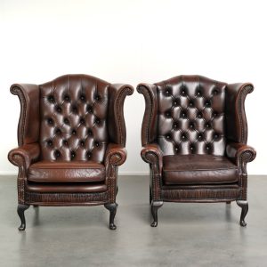 Charmante set van 2 rundleren chesterfield oorfauteuils in Engelse stijl en prachtige details