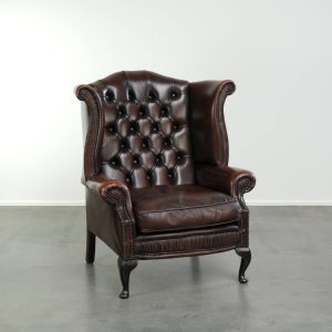 Elegante rundleren chesterfield oorfauteuil met een prachtig patina en comfortabele zit