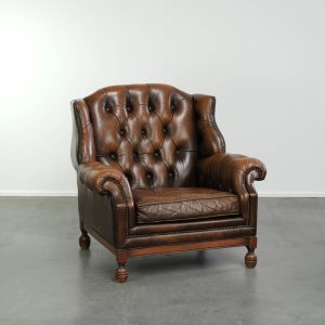 Vintage rundleren chesterfield oorfauteuil in Engelse stijl met een luxe uitstraling en een comfortabele zit