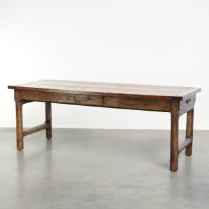 Karaktervolle antieke boeren eettafel met warme kleuren en een prachtig patina voor 4 tot 6 personen