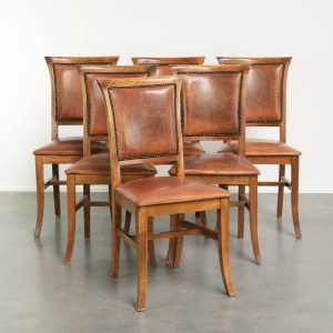 Set van 6 schapenleren eetkamerstoelen in een warme cognac kleur afgewerkt met siernagels