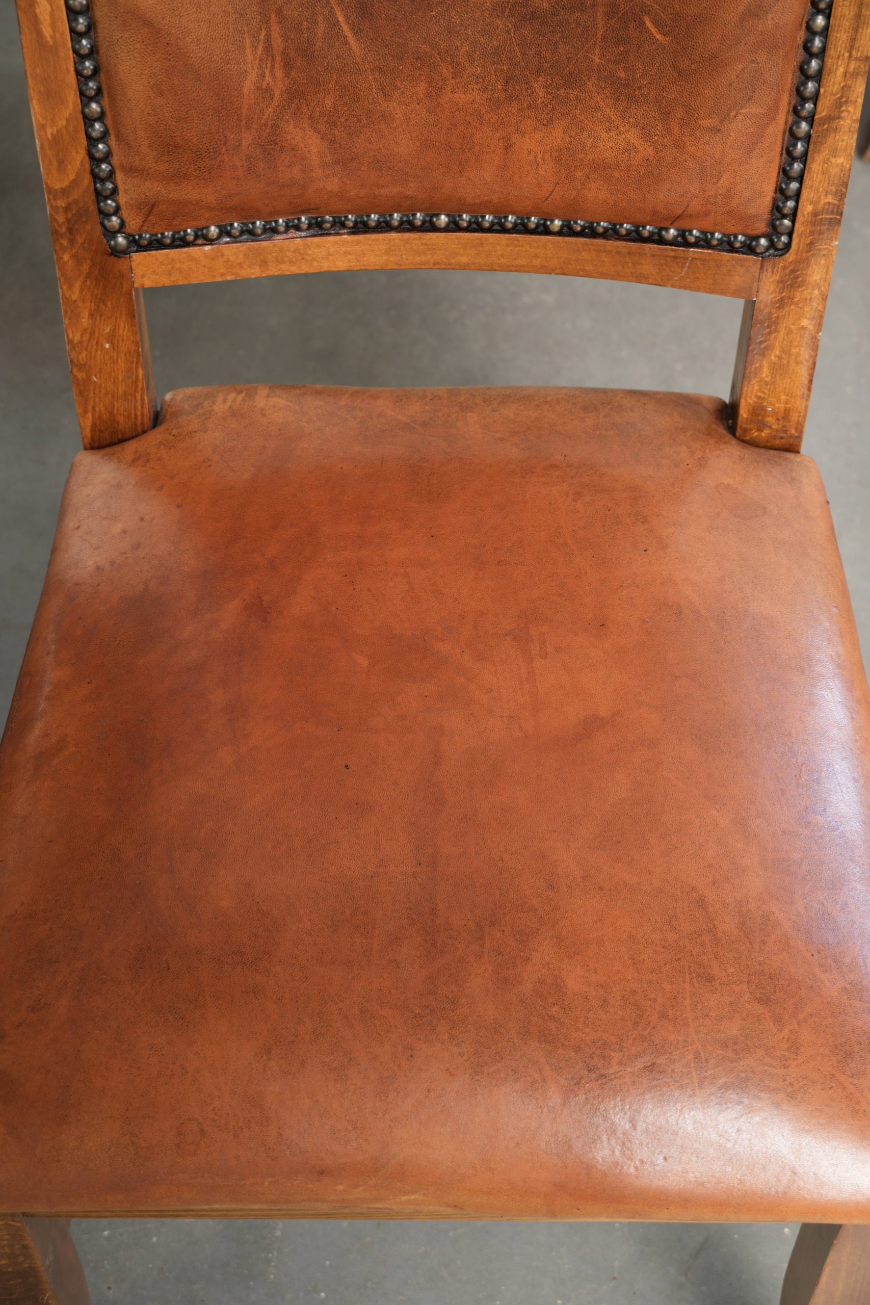 Set van 6 schapenleren eetkamerstoelen in een warme cognac kleur afgewerkt met siernagels - Afbeelding 2