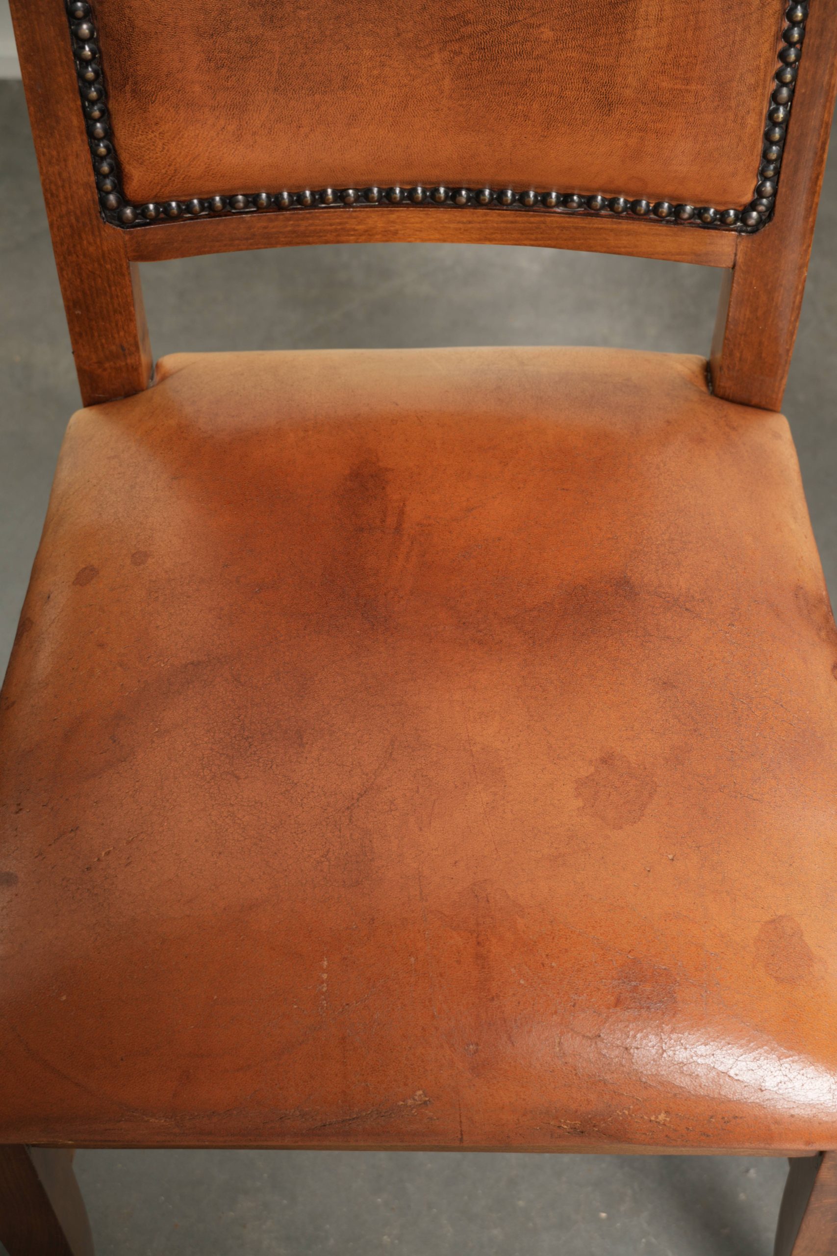 Set van 6 schapenleren eetkamerstoelen in een warme cognac kleur afgewerkt met siernagels - Afbeelding 6