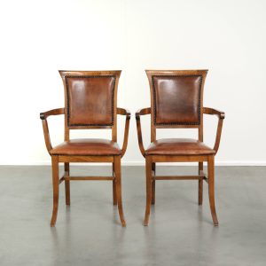 Set van 2 schapenleren eetkamerstoelen in een warme cognac kleur met een mooi patina