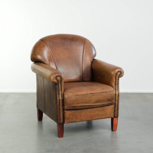 Vintage schapenleren armchair met een prachtig patina afgewerkt met siernagels