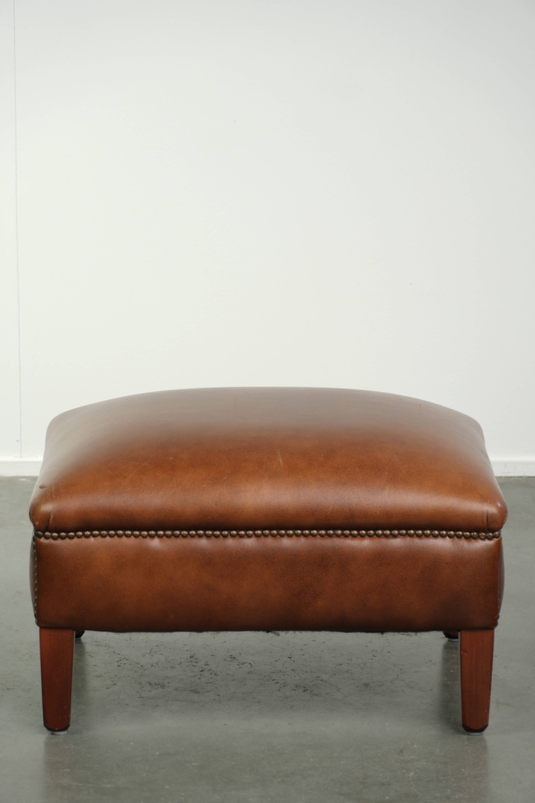 Rundleren hocker in een warme cognac kleur afgewerkt met siernagels - Afbeelding 2
