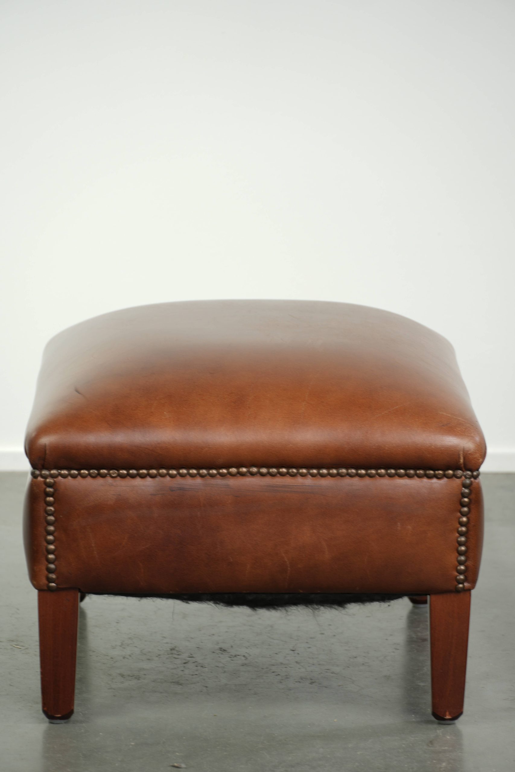 Rundleren hocker in een warme cognac kleur afgewerkt met siernagels - Afbeelding 3
