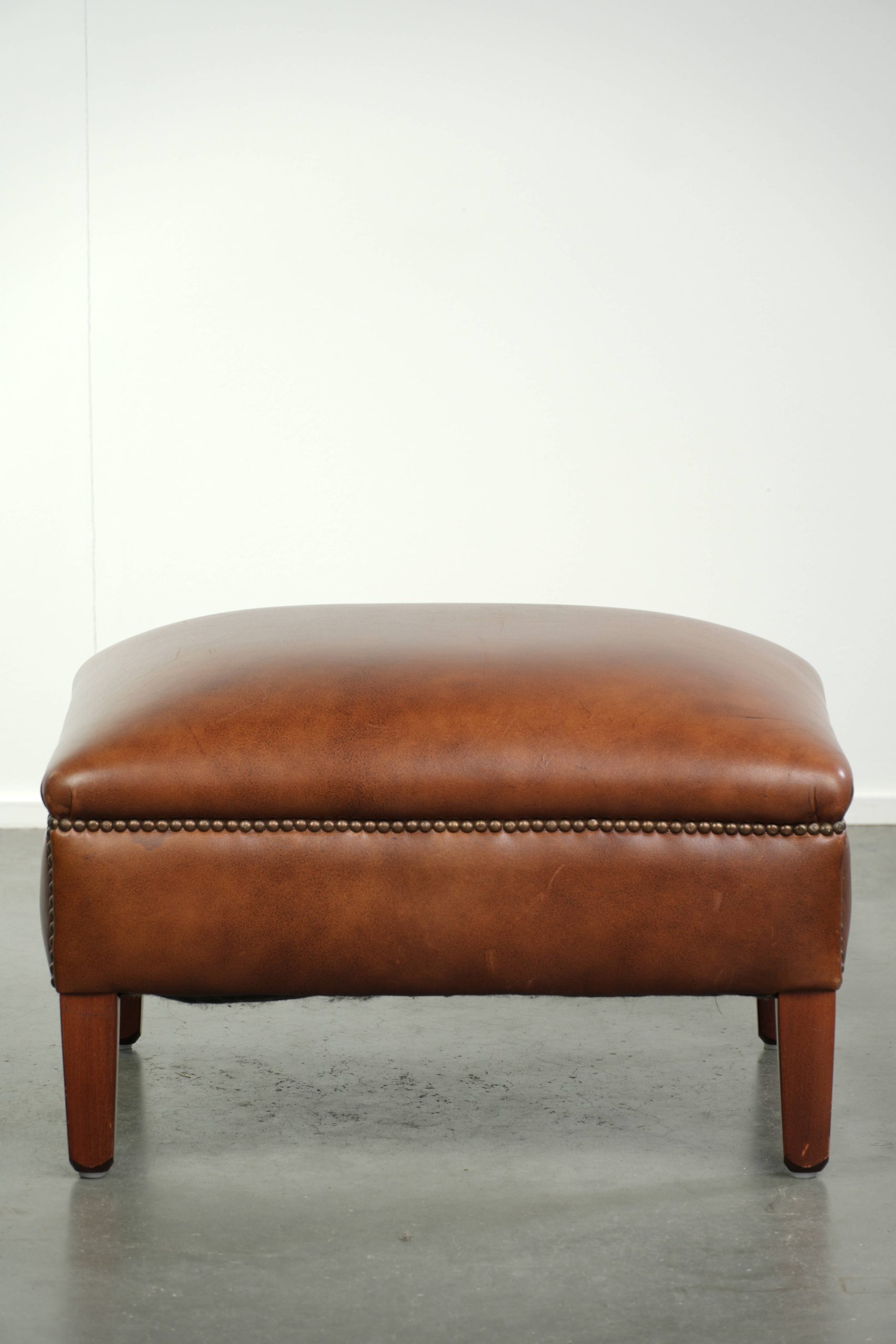 Rundleren hocker in een warme cognac kleur afgewerkt met siernagels - Afbeelding 4