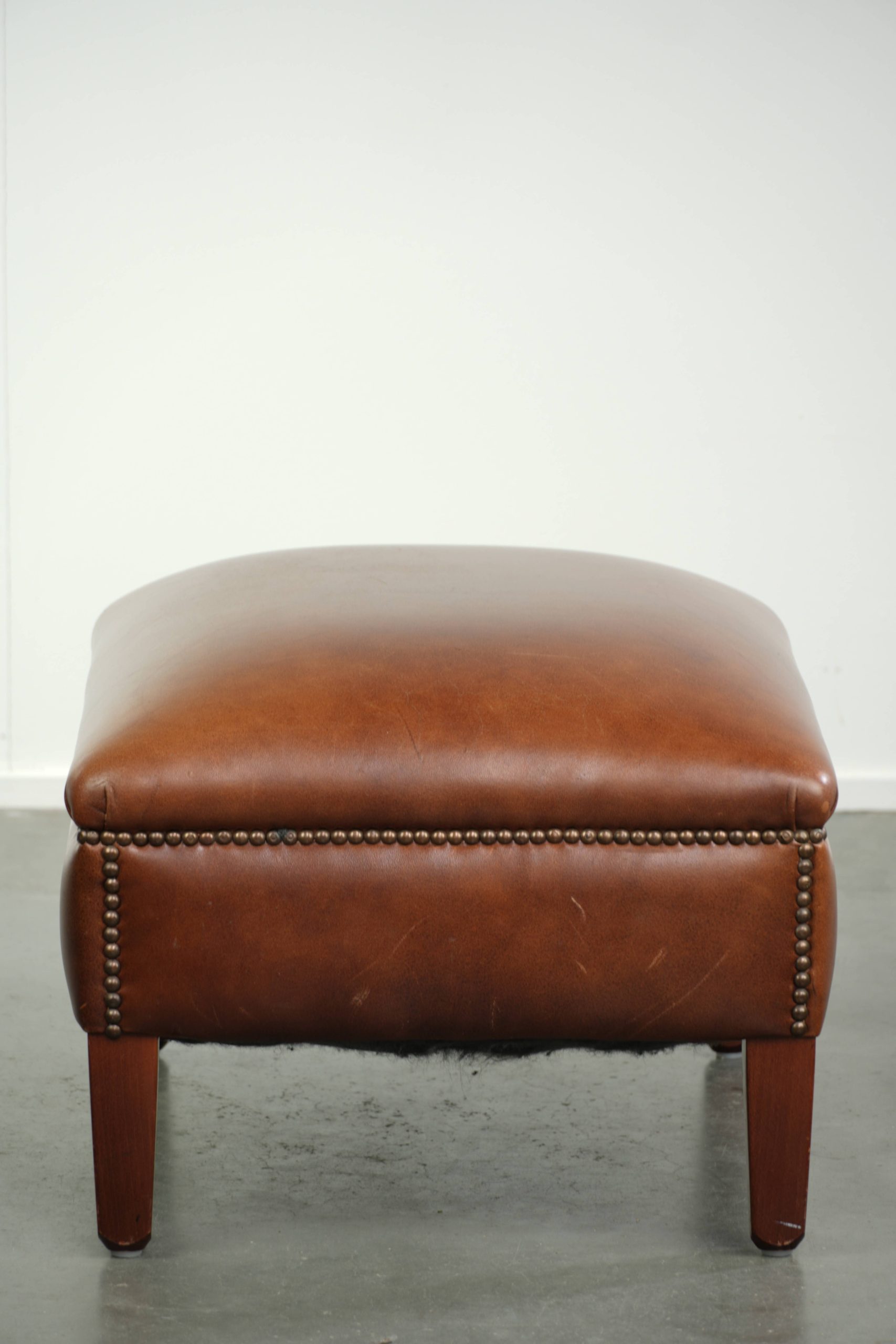Rundleren hocker in een warme cognac kleur afgewerkt met siernagels - Afbeelding 5