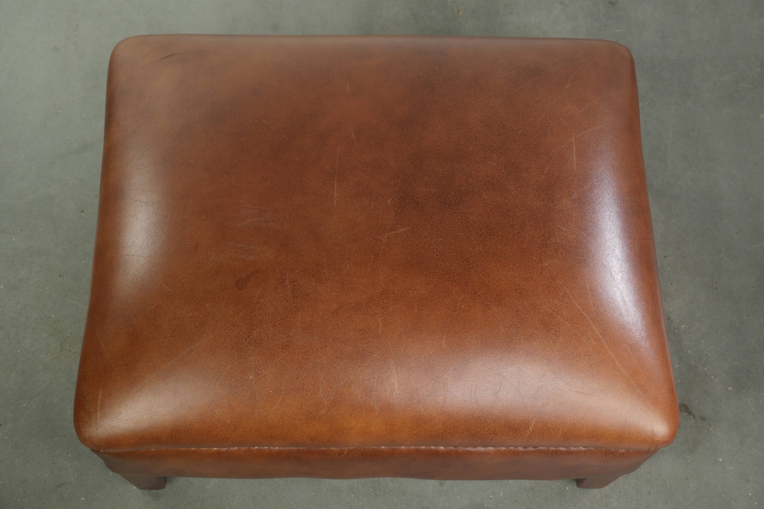 Rundleren hocker in een warme cognac kleur afgewerkt met siernagels - Afbeelding 6