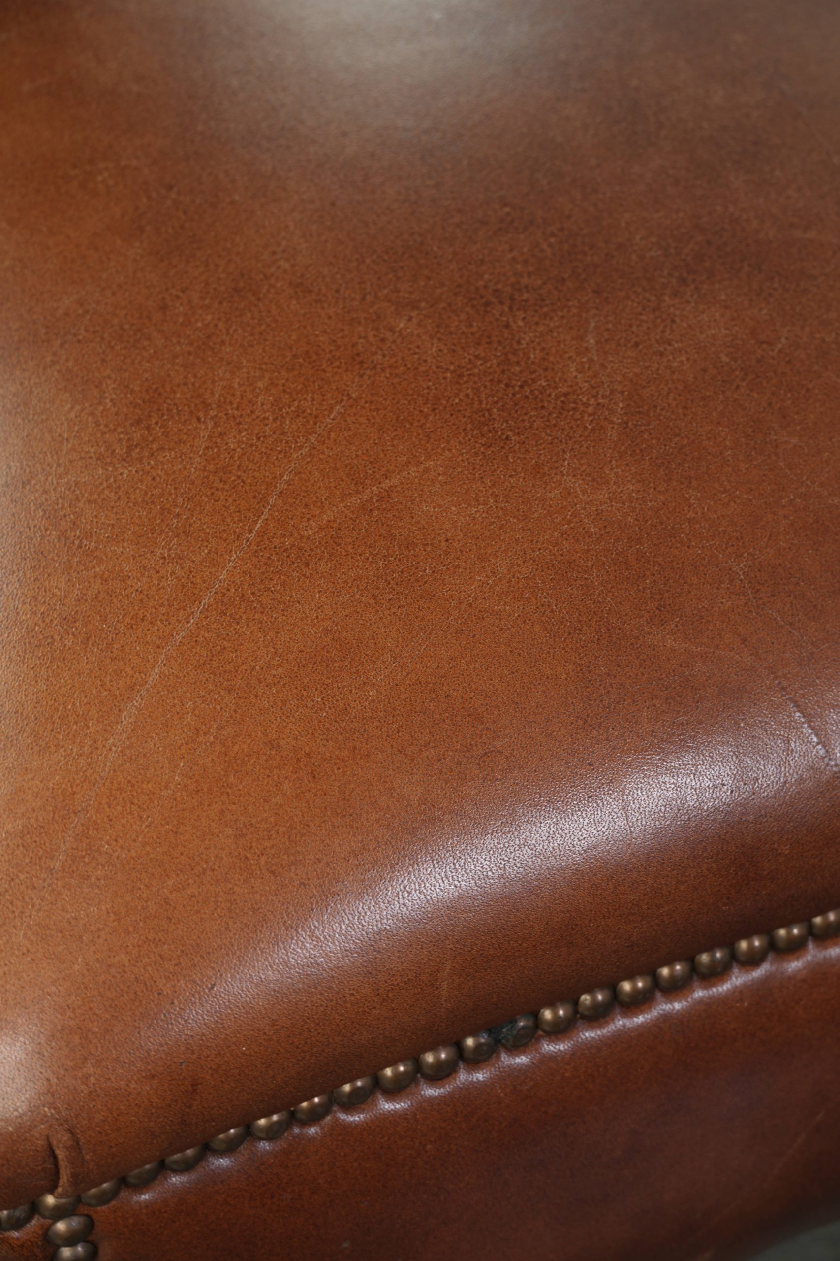 Rundleren hocker in een warme cognac kleur afgewerkt met siernagels - Afbeelding 7