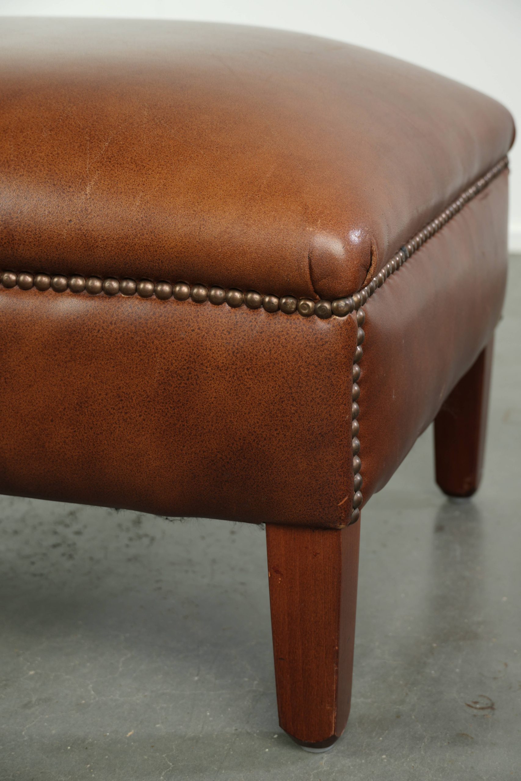 Rundleren hocker in een warme cognac kleur afgewerkt met siernagels - Afbeelding 8