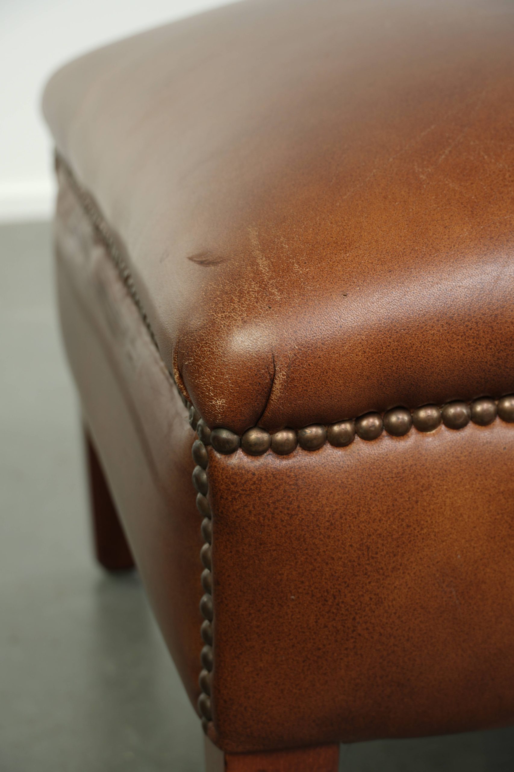 Rundleren hocker in een warme cognac kleur afgewerkt met siernagels - Afbeelding 9