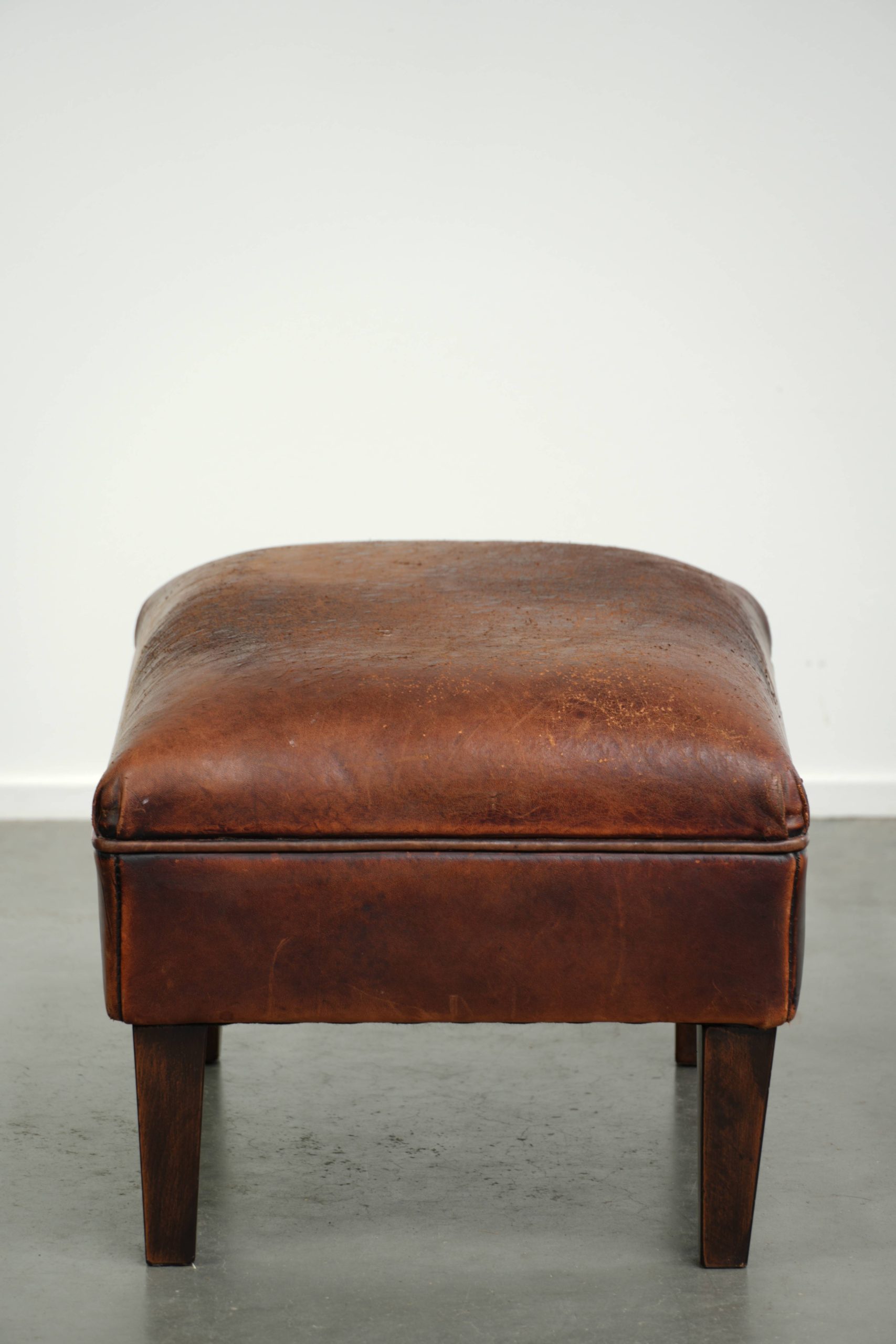 Vintage schapenleren hocker in een bruine kleurstelling met een tijdloze uitstraling - Afbeelding 3
