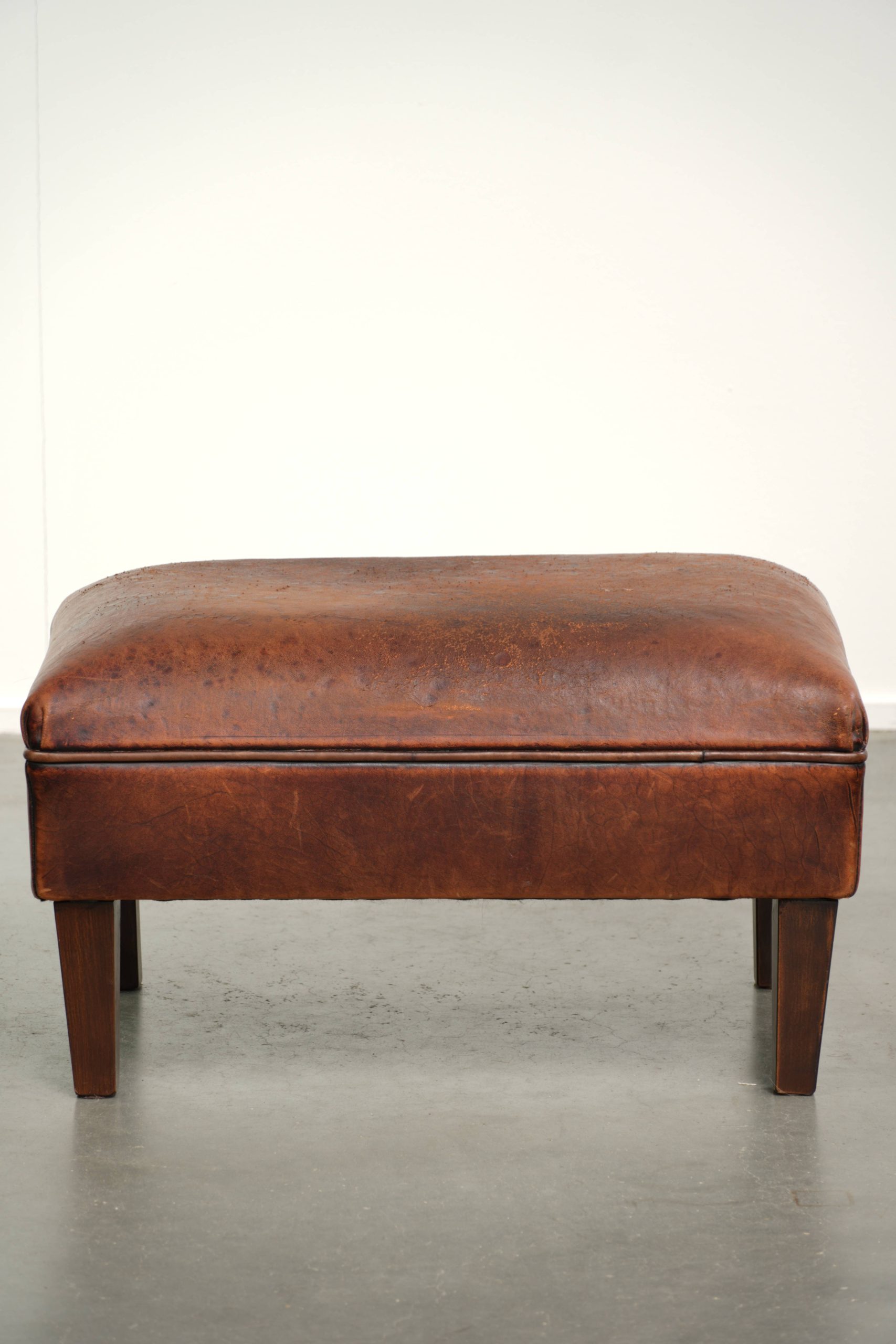 Vintage schapenleren hocker in een bruine kleurstelling met een tijdloze uitstraling - Afbeelding 4