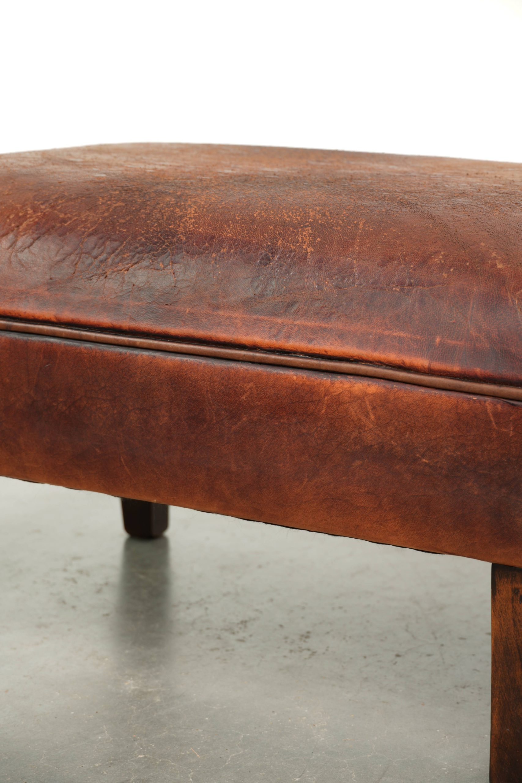 Vintage schapenleren hocker in een bruine kleurstelling met een tijdloze uitstraling - Afbeelding 8