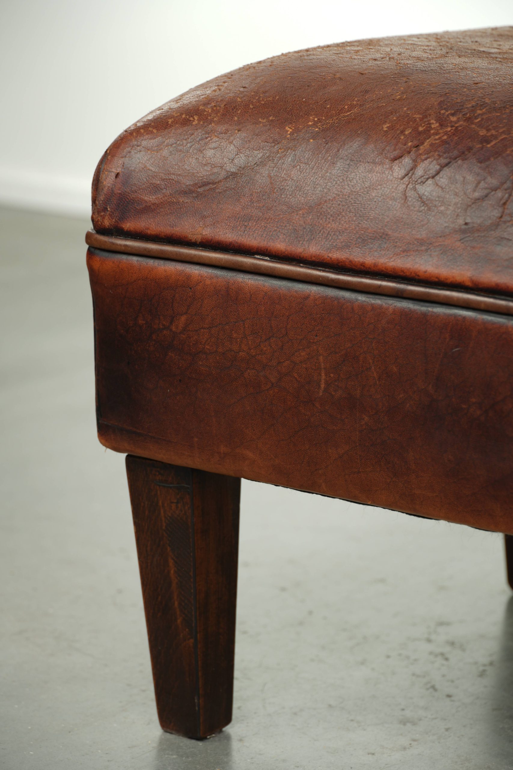 Vintage schapenleren hocker in een bruine kleurstelling met een tijdloze uitstraling - Afbeelding 10