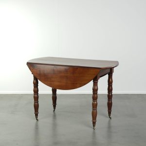 Antieke hangoor tafel uit eind 19e eeuw in subtiel formaat met mooi houtsnijwerk en wieltjes