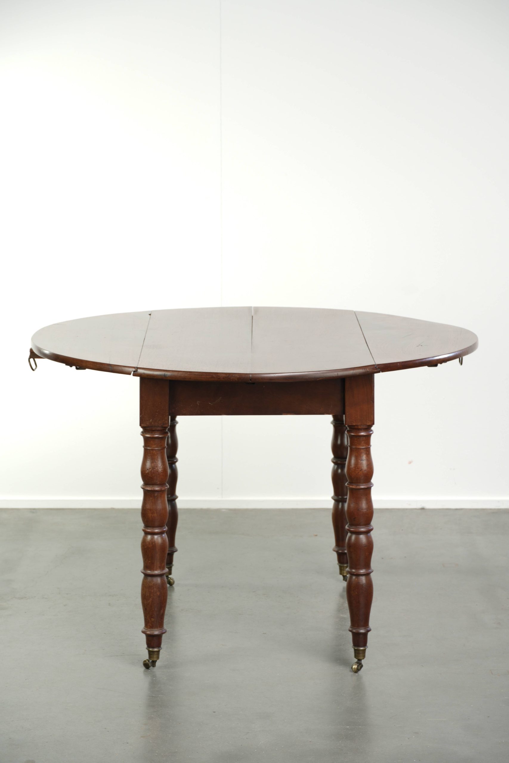 Antieke hangoor tafel uit eind 19e eeuw in subtiel formaat met mooi houtsnijwerk en wieltjes - Afbeelding 6