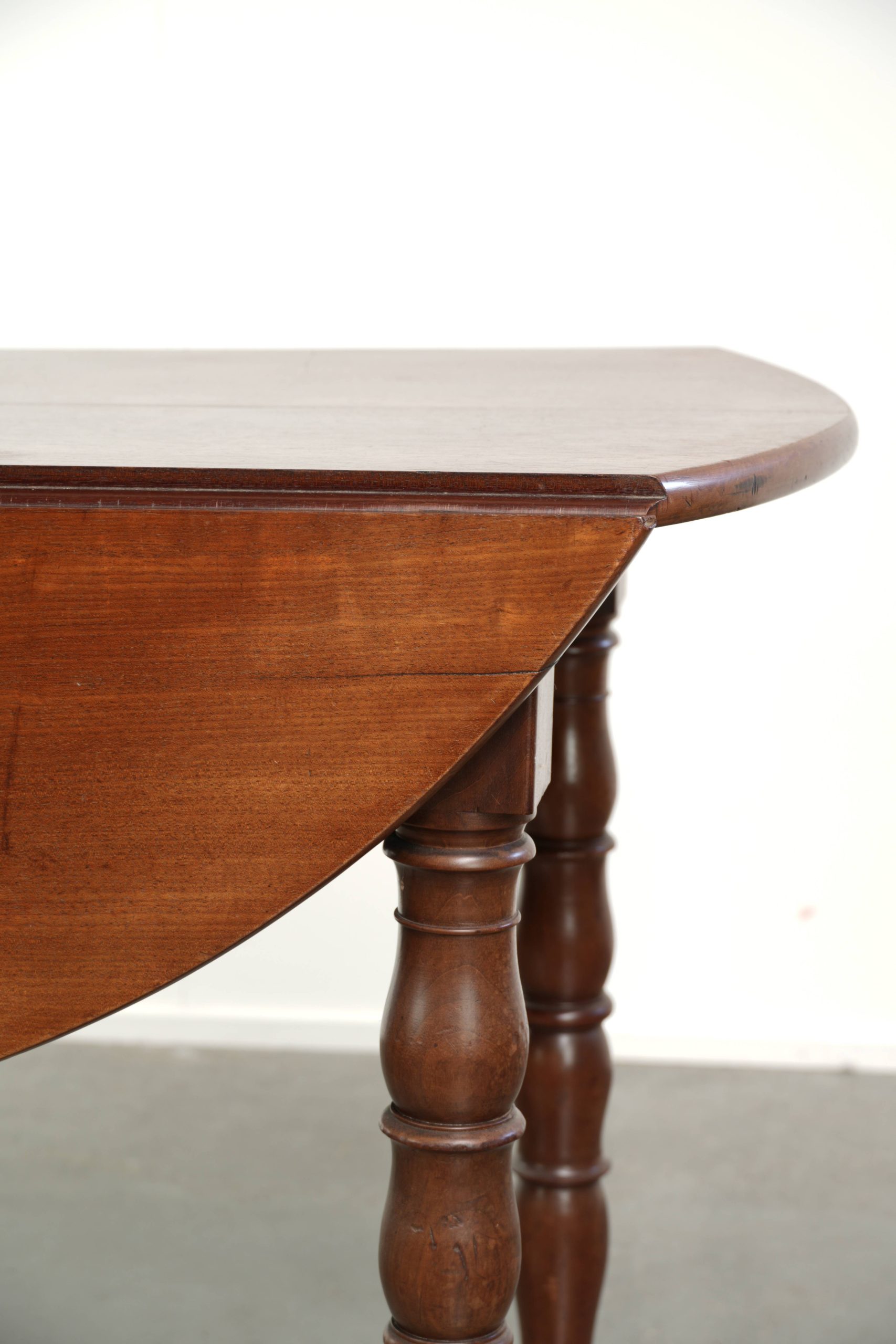 Antieke hangoor tafel uit eind 19e eeuw in subtiel formaat met mooi houtsnijwerk en wieltjes - Afbeelding 10