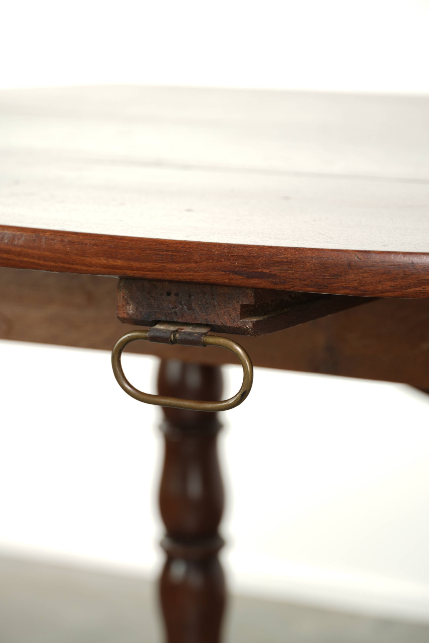 Antieke hangoor tafel uit eind 19e eeuw in subtiel formaat met mooi houtsnijwerk en wieltjes - Afbeelding 11
