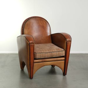 Karaktervolle schapenleren armchair in Art Deco stijl met een stoffen zitting afgewerkt met siernagels