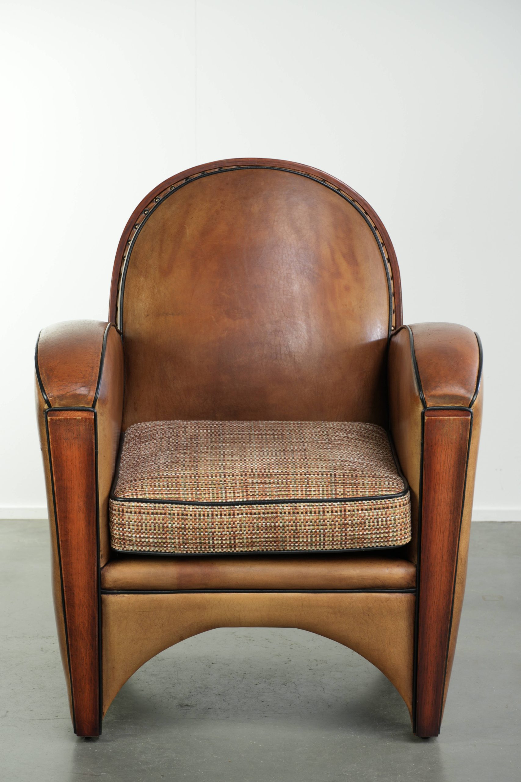 Karaktervolle schapenleren armchair in Art Deco stijl met een stoffen zitting afgewerkt met siernagels - Afbeelding 2