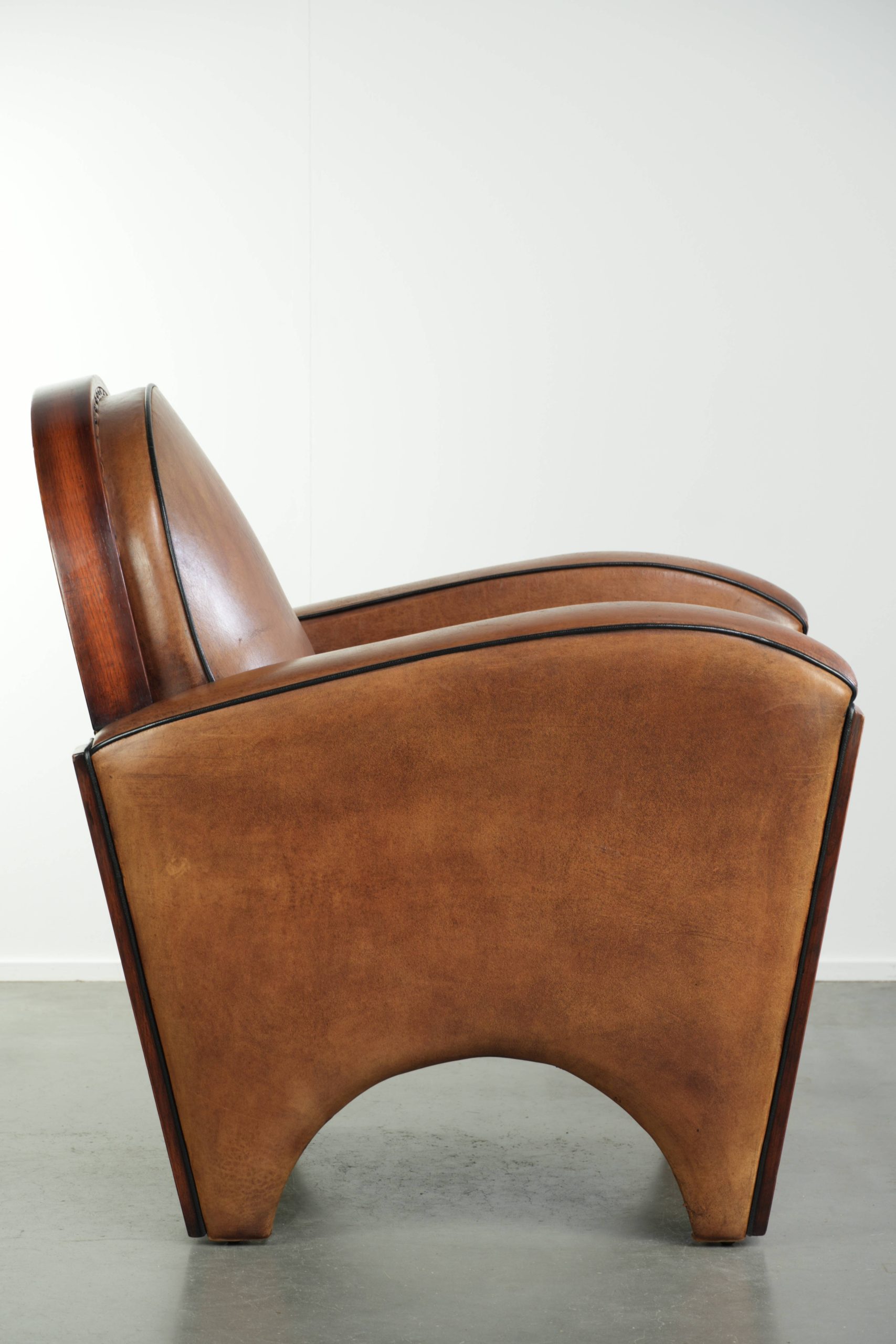 Karaktervolle schapenleren armchair in Art Deco stijl met een stoffen zitting afgewerkt met siernagels - Afbeelding 3