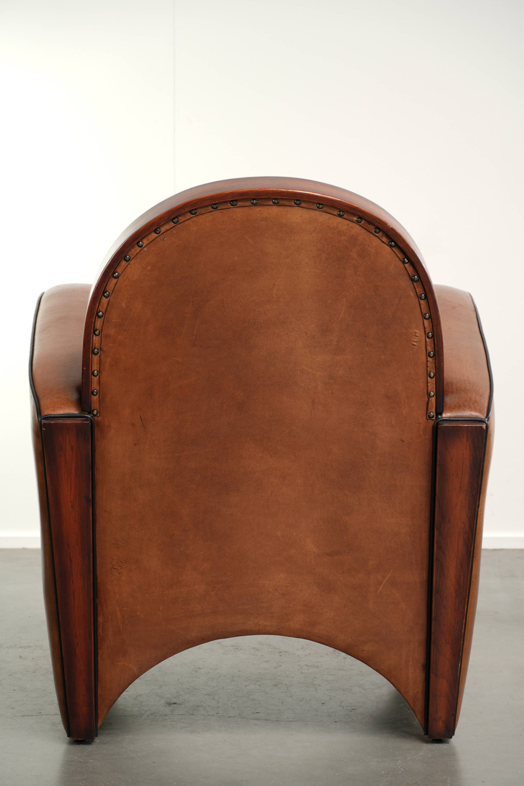 Karaktervolle schapenleren armchair in Art Deco stijl met een stoffen zitting afgewerkt met siernagels - Afbeelding 4
