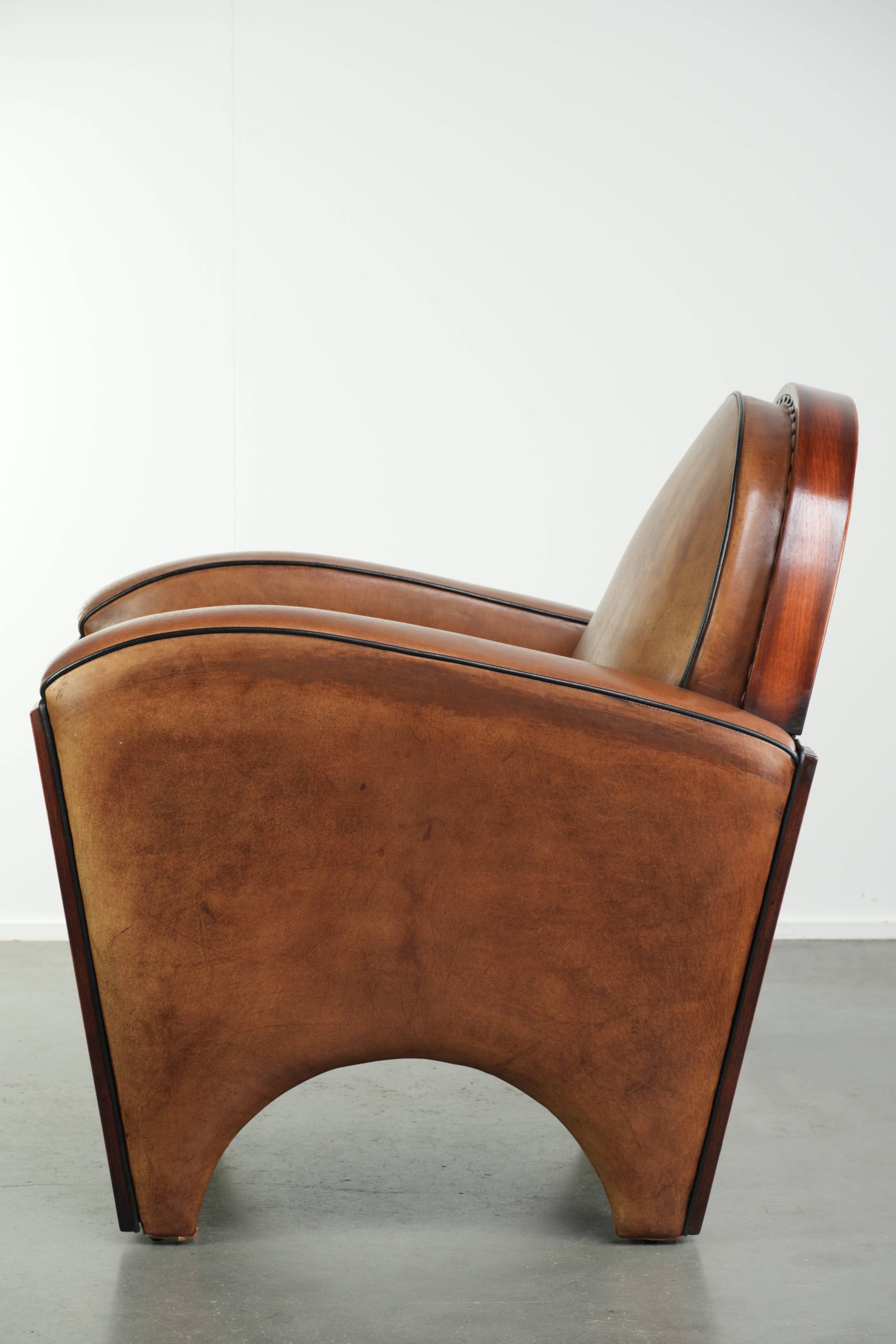 Karaktervolle schapenleren armchair in Art Deco stijl met een stoffen zitting afgewerkt met siernagels - Afbeelding 5