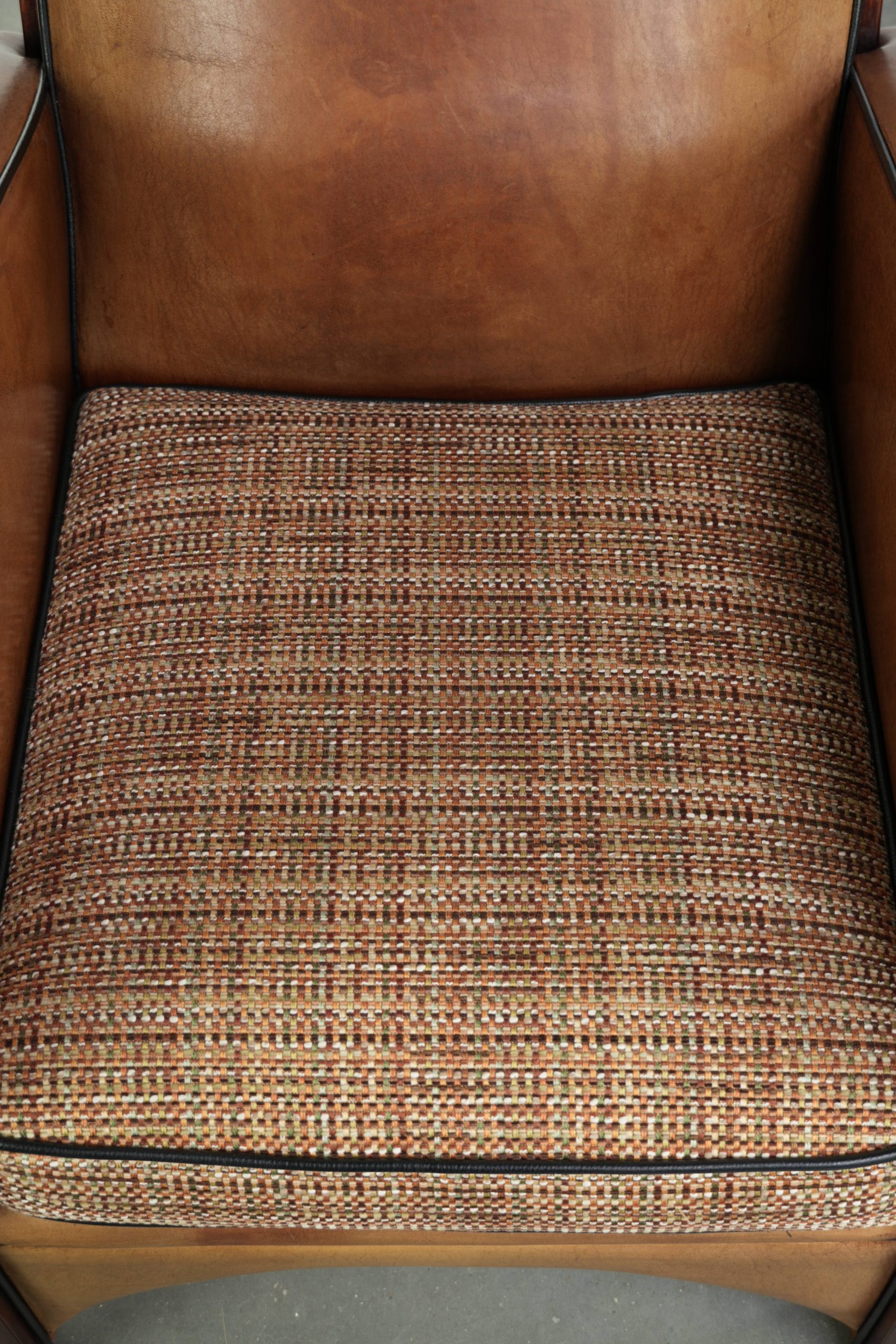 Karaktervolle schapenleren armchair in Art Deco stijl met een stoffen zitting afgewerkt met siernagels - Afbeelding 6