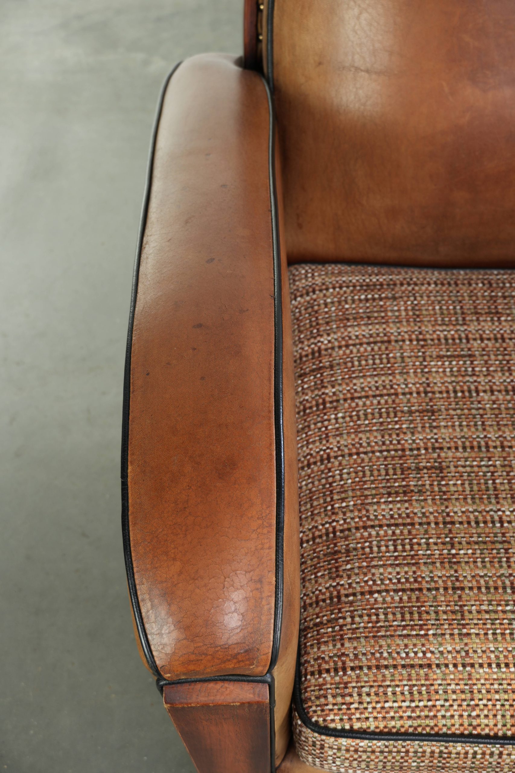 Karaktervolle schapenleren armchair in Art Deco stijl met een stoffen zitting afgewerkt met siernagels - Afbeelding 7