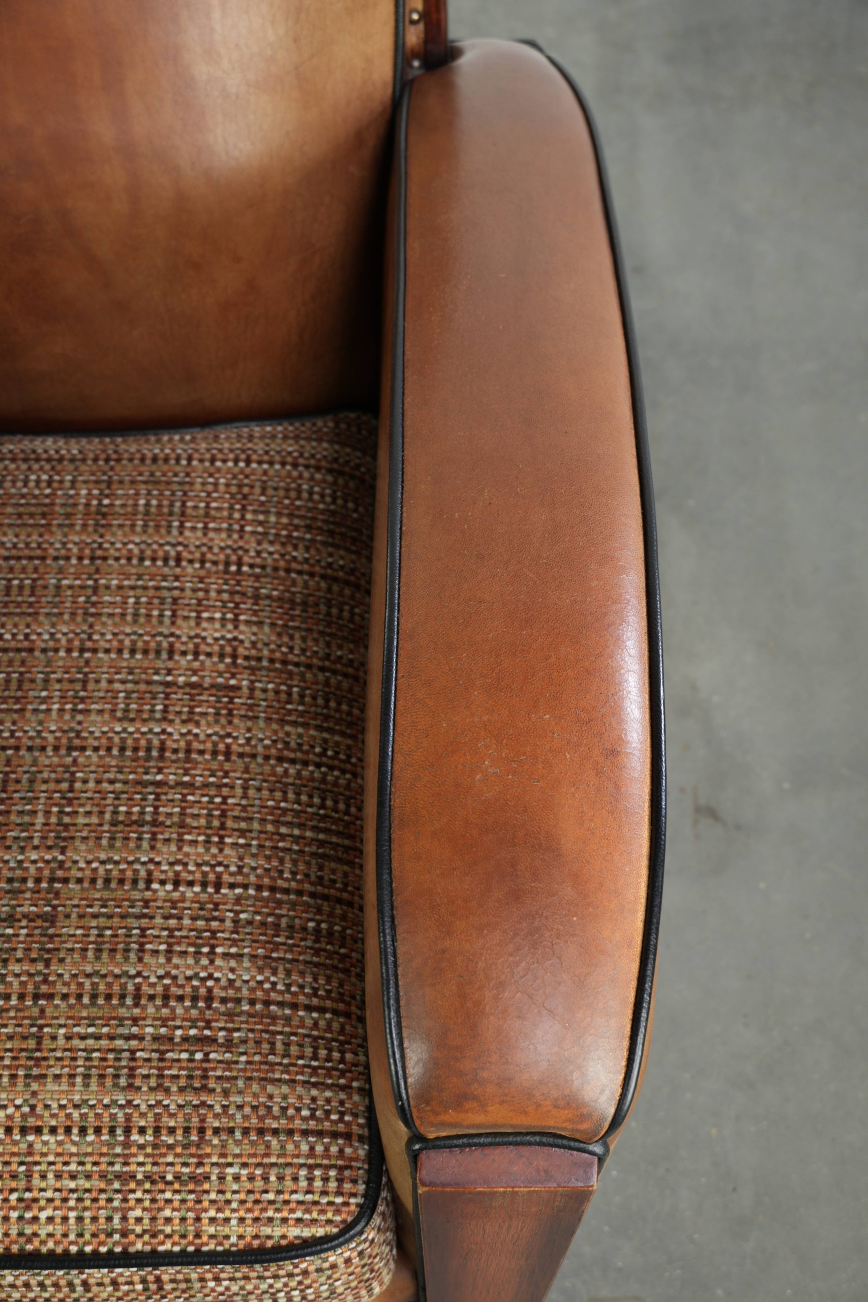Karaktervolle schapenleren armchair in Art Deco stijl met een stoffen zitting afgewerkt met siernagels - Afbeelding 8