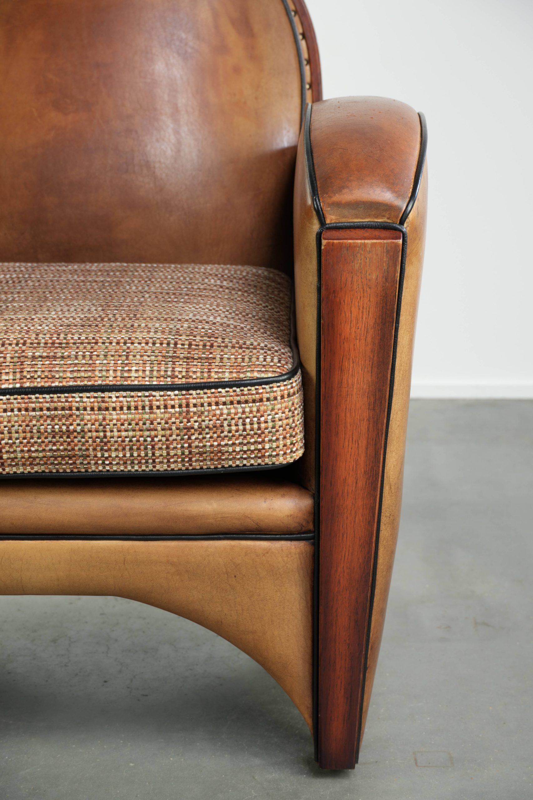 Karaktervolle schapenleren armchair in Art Deco stijl met een stoffen zitting afgewerkt met siernagels - Afbeelding 9