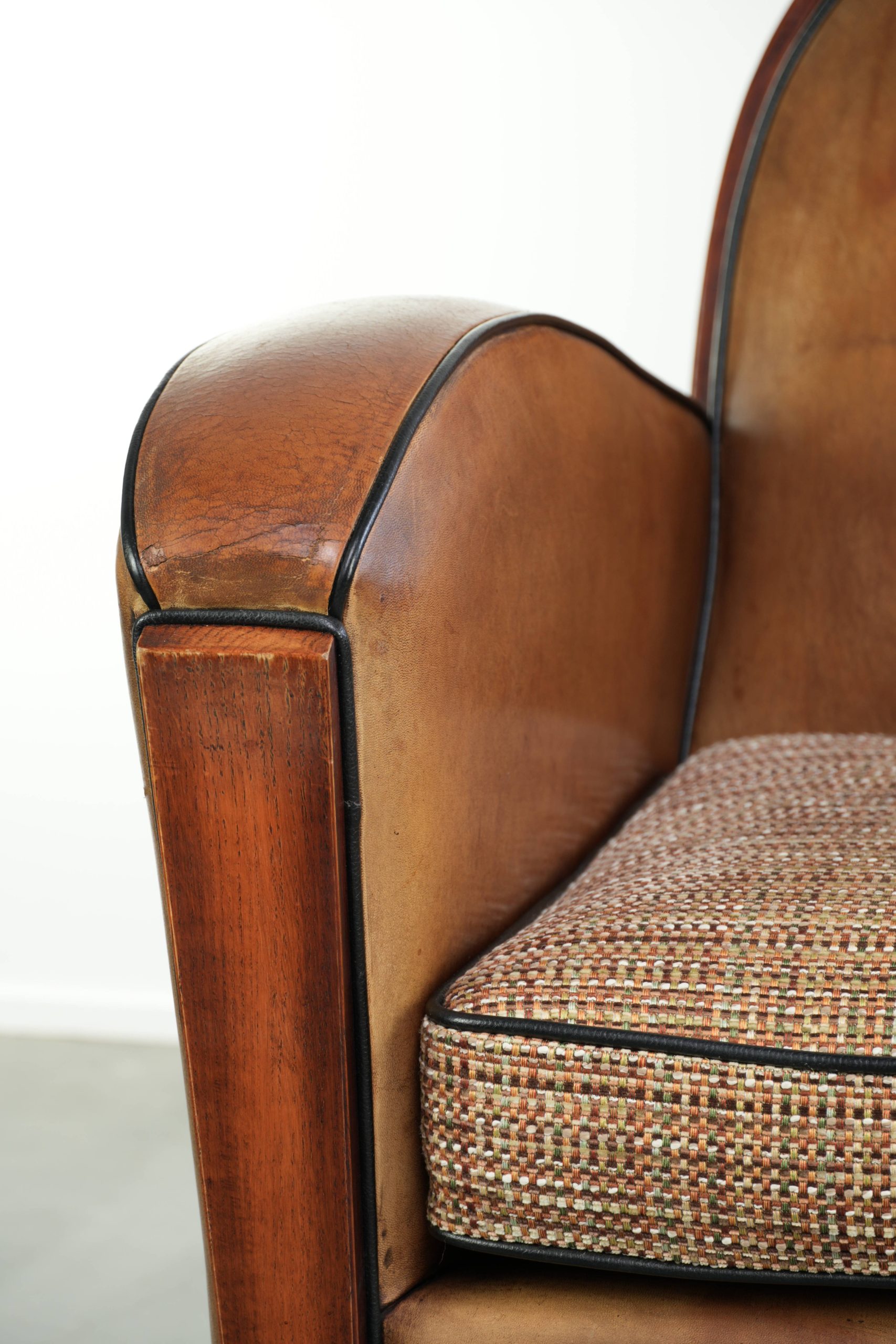 Karaktervolle schapenleren armchair in Art Deco stijl met een stoffen zitting afgewerkt met siernagels - Afbeelding 10
