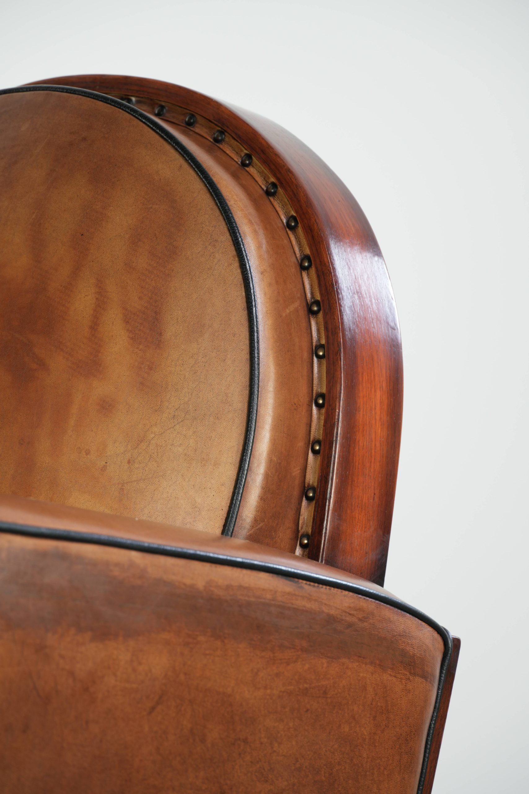 Karaktervolle schapenleren armchair in Art Deco stijl met een stoffen zitting afgewerkt met siernagels - Afbeelding 11