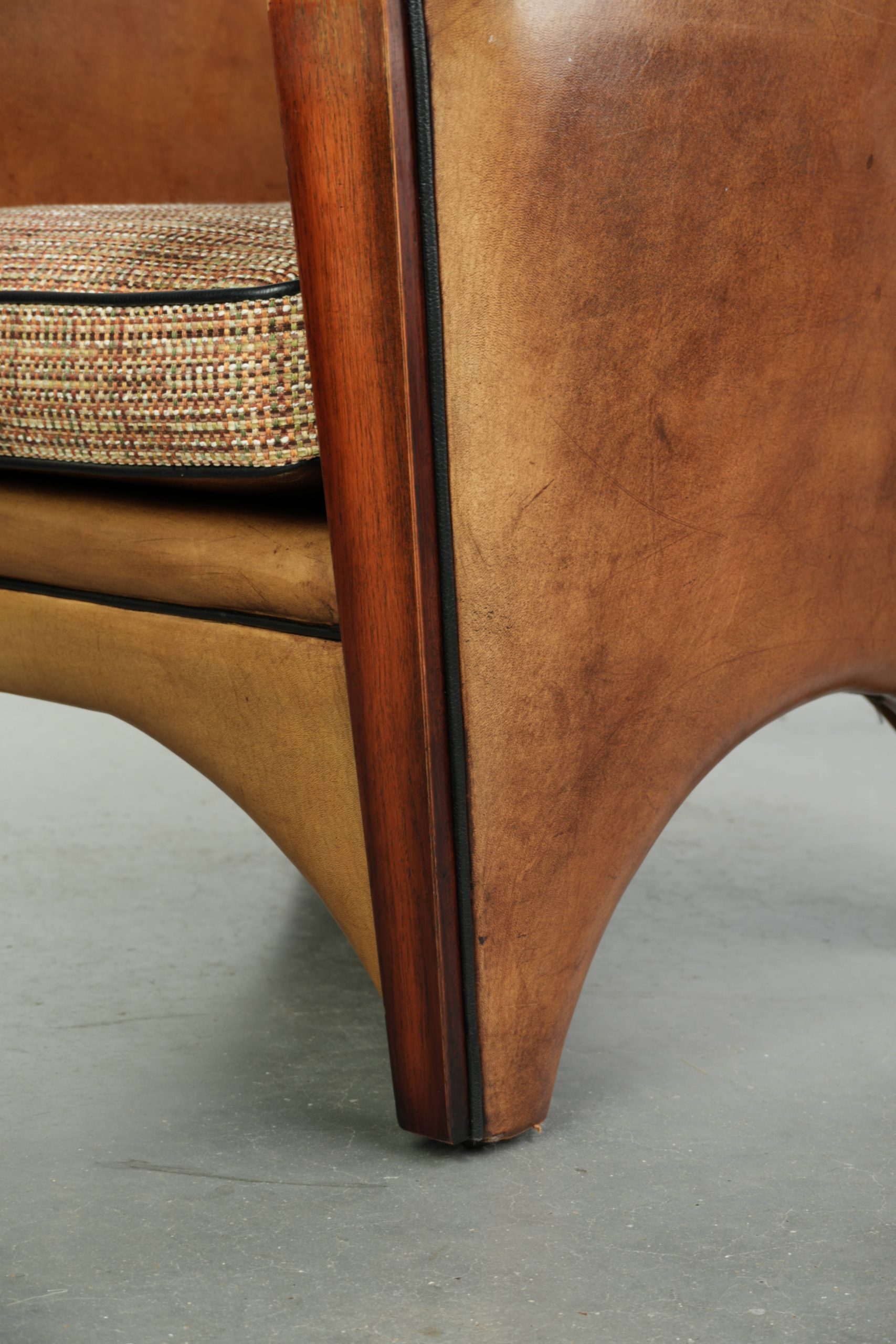 Karaktervolle schapenleren armchair in Art Deco stijl met een stoffen zitting afgewerkt met siernagels - Afbeelding 13
