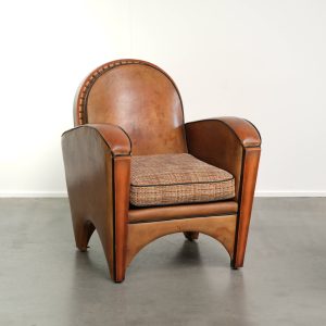Schapenleren Art Deco armchair in een warme cognac kleur met een stoffen zitting in een leuk patroon