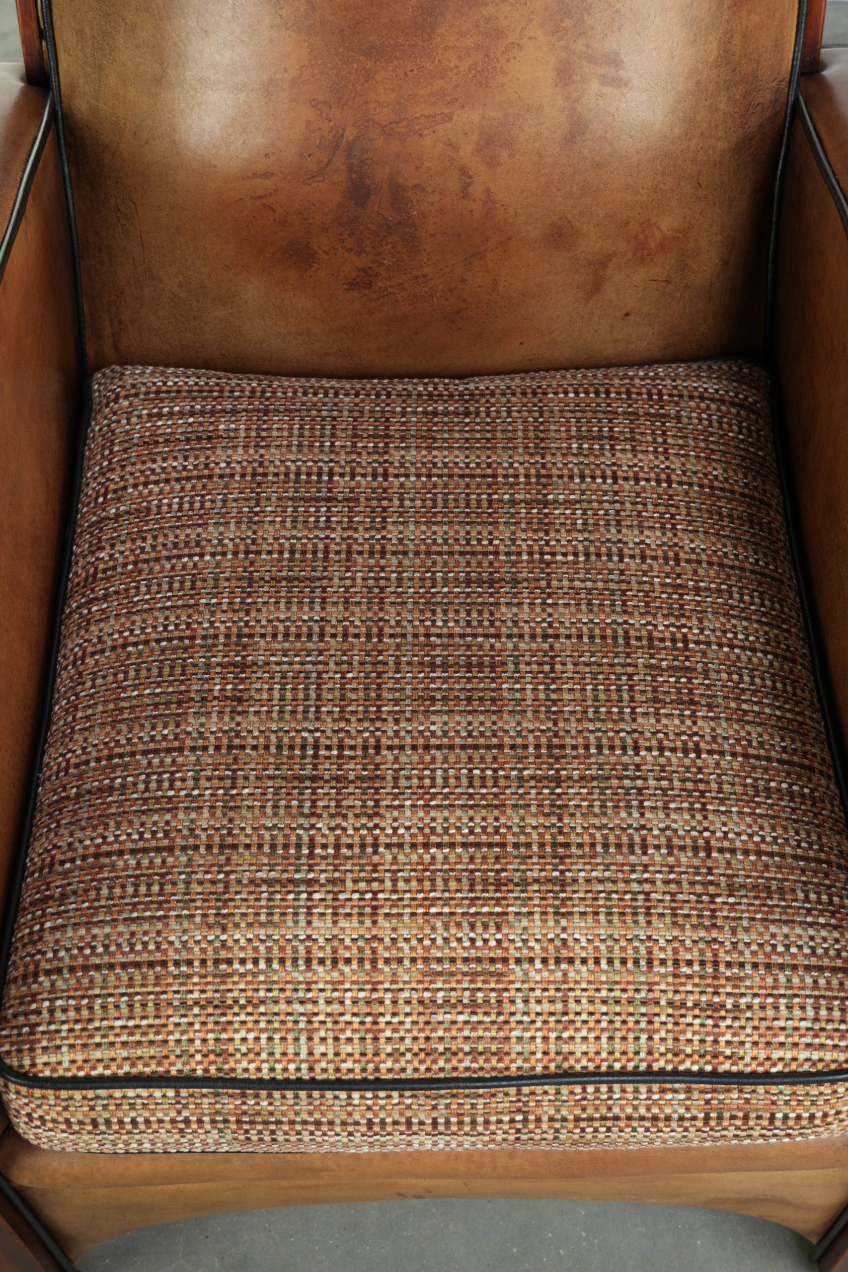 Schapenleren Art Deco armchair in een warme cognac kleur met een stoffen zitting in een leuk patroon - Afbeelding 6