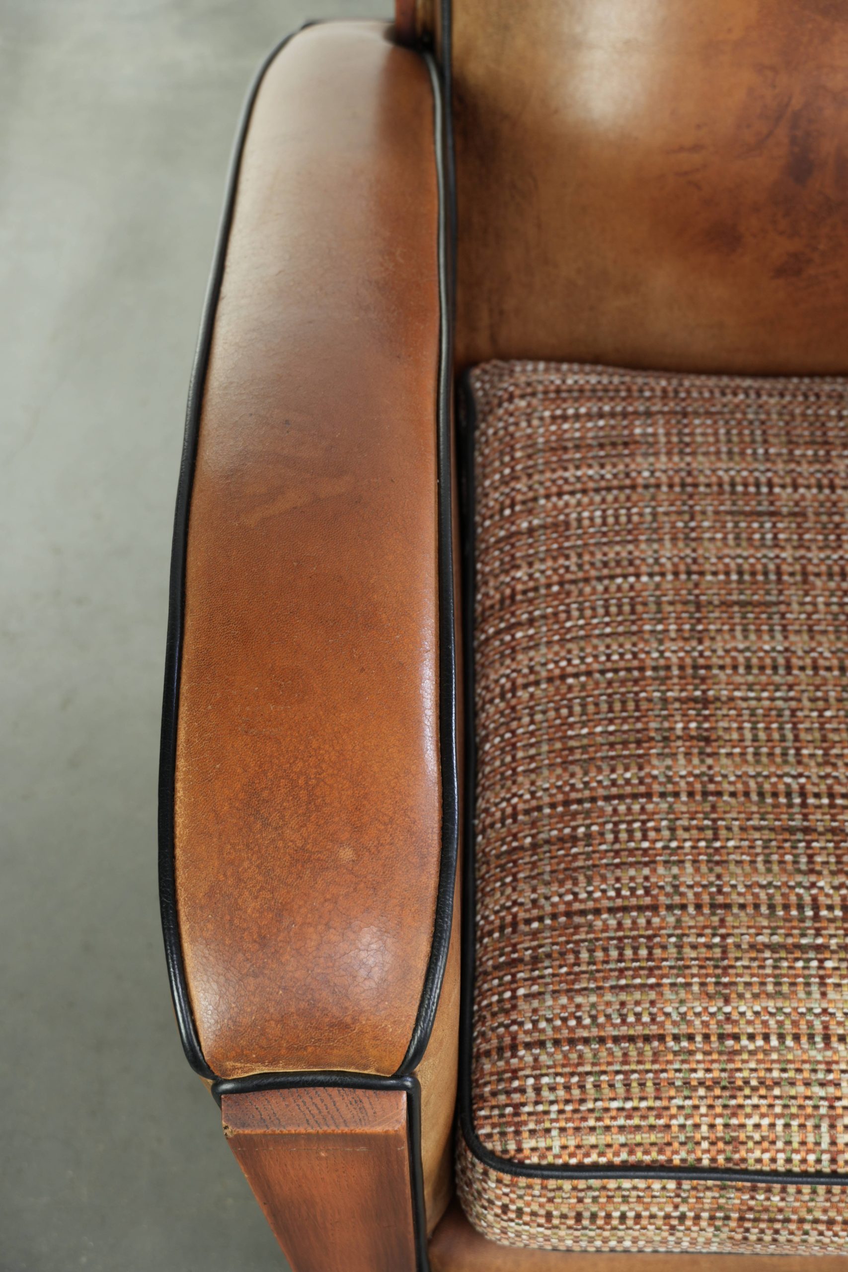 Schapenleren Art Deco armchair in een warme cognac kleur met een stoffen zitting in een leuk patroon - Afbeelding 7