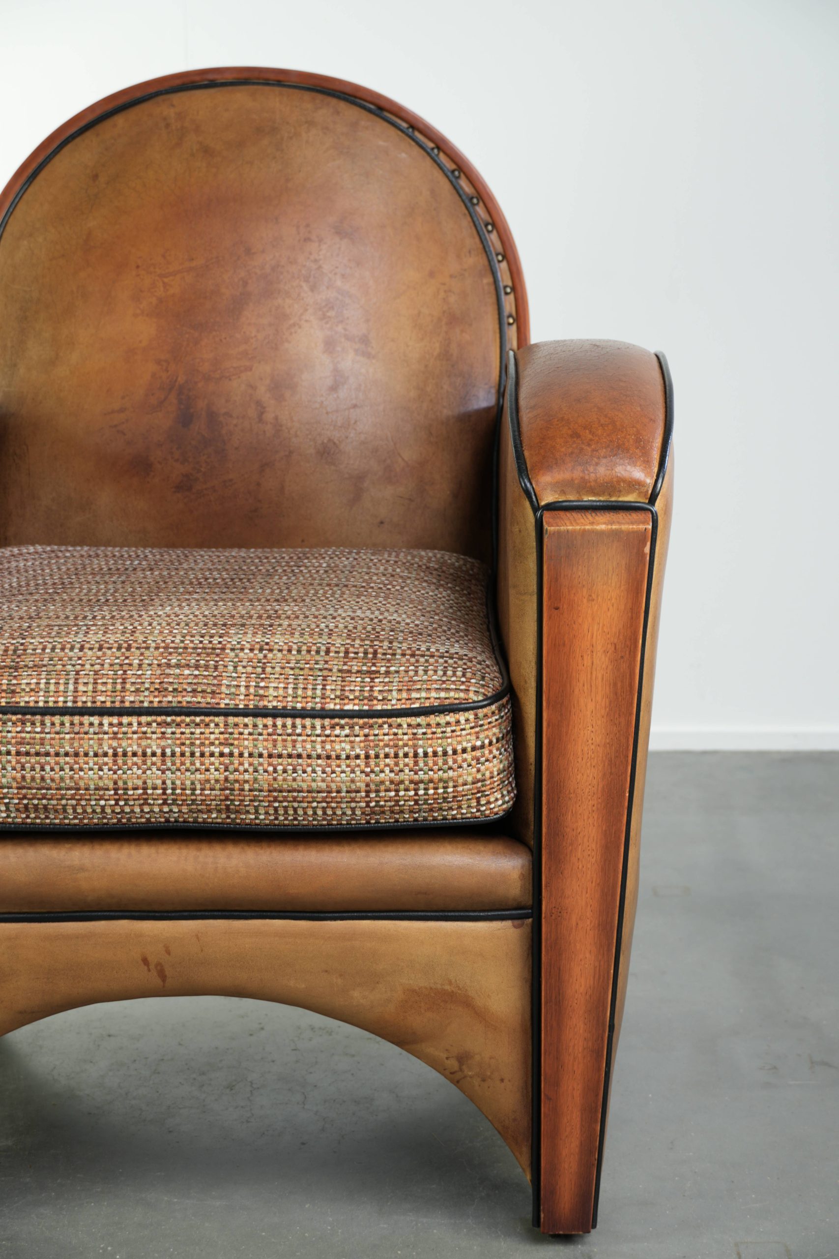 Schapenleren Art Deco armchair in een warme cognac kleur met een stoffen zitting in een leuk patroon - Afbeelding 9