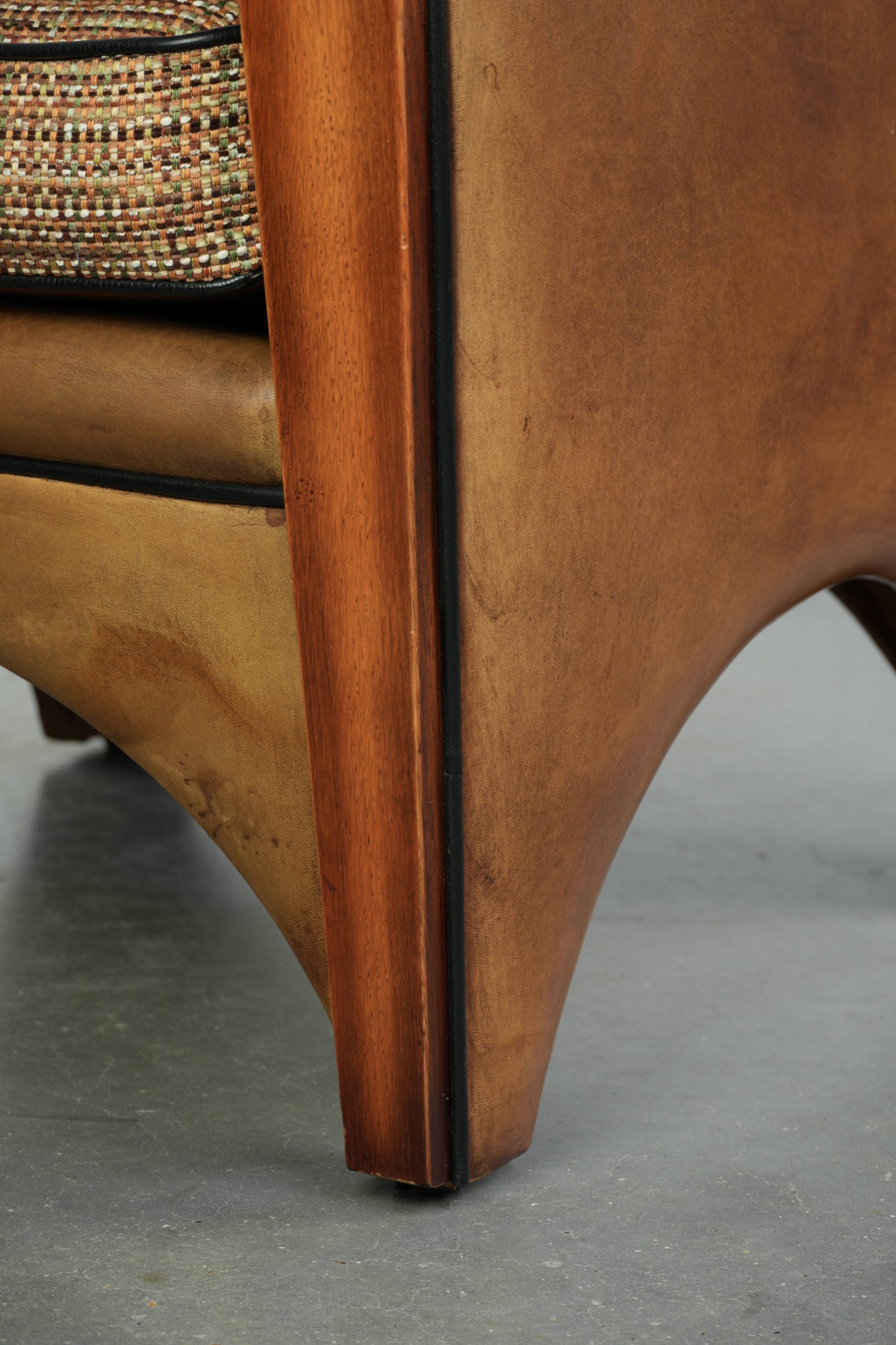 Schapenleren Art Deco armchair in een warme cognac kleur met een stoffen zitting in een leuk patroon - Afbeelding 13