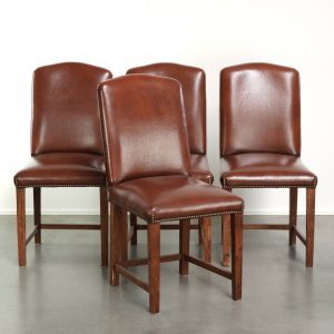 Set van 4 schapenleren eetkamerstoelen met een egale bruine kleur afgewerkt met siernagels en een elegante uitstraling